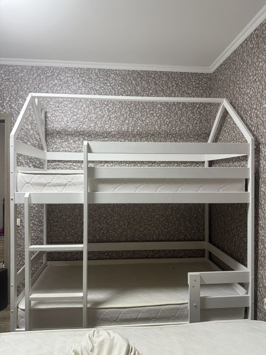 Продам двухъярусную кровать с матрасами.
