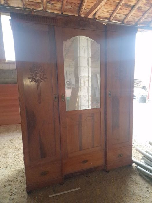 Масивен стар гардероб