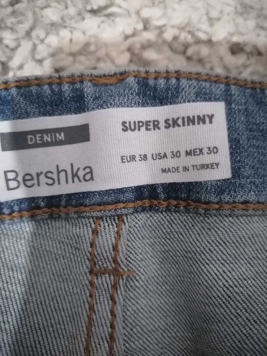 Vând blugi Bershka, mar 38/40