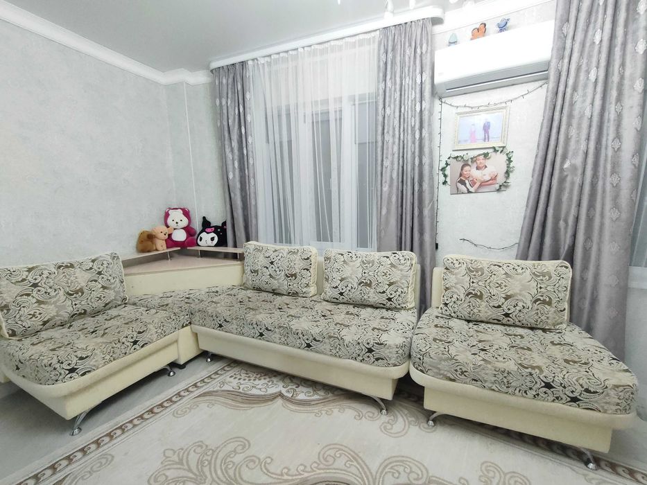 Мягкий уголок, внизу - стеллаж для белья постельного