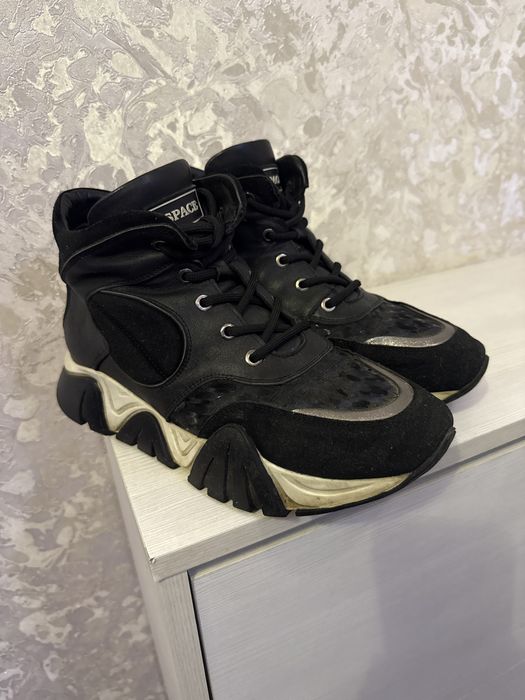 Продам женские ботинки