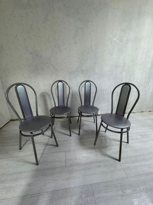 Стол со стульями