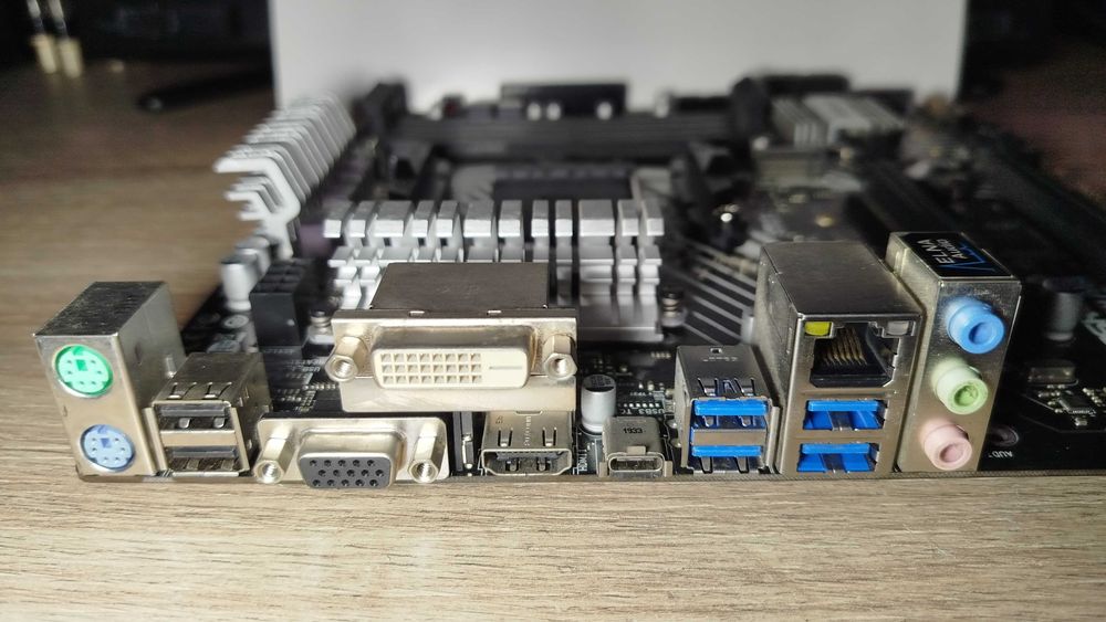 AMD Ryzen 7 2700X + ASRock A320M Pro4 + Подарък