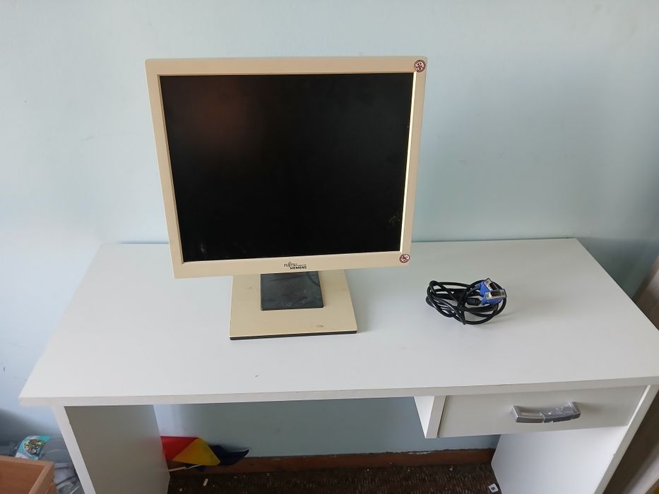 Стар компютърен монитор Fujitsu Siemens