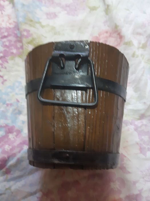 Кашпо из дерева с железным ободом