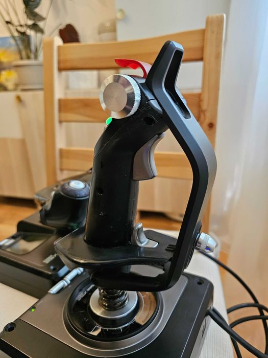 Logitech Saitek x52Pro HOTAS (joystick + throttle)