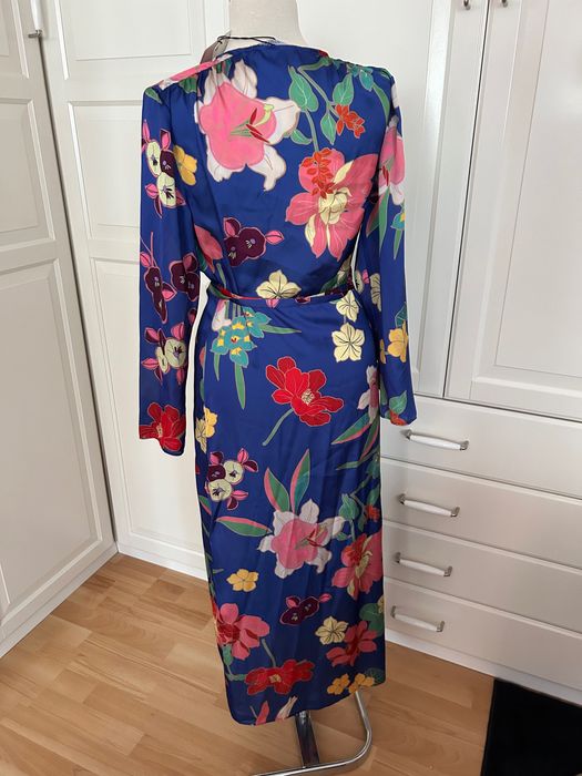 Rochie maxi Zara cu flori aspect satin cu cordon in talie