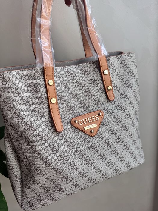 Дамска чанта Guess