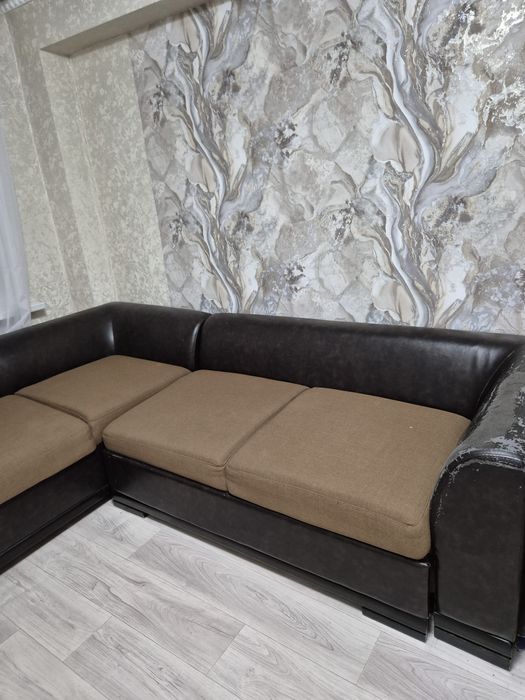 Продам угловой диван и кресло