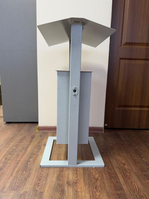 Металлическая урна с крышкой