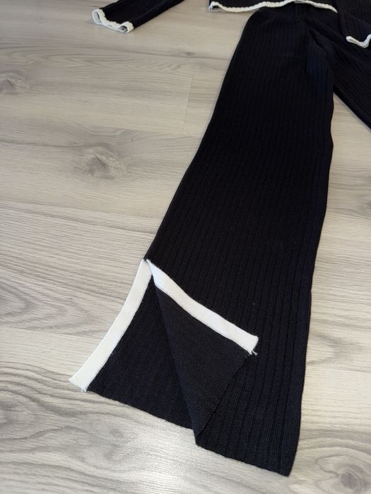 Set tricotat negru S – bluză crop + pantaloni evazați
