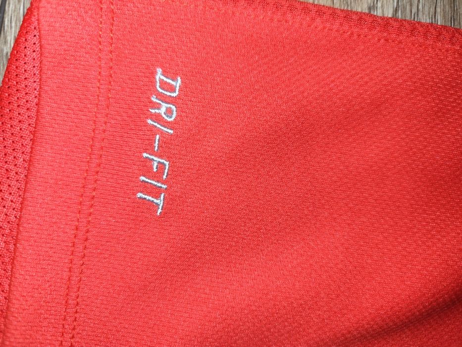 Чисто нова тениска на Nike