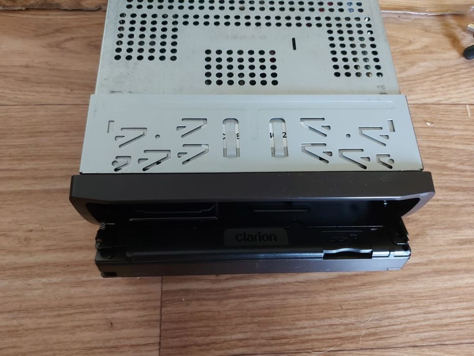 Mp3 Auto Clarion cu Bluetooth 4x50 watti