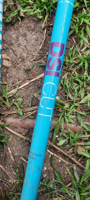 Vând schiuri + bete + cască  – Preț de pachet sau individual pe item !