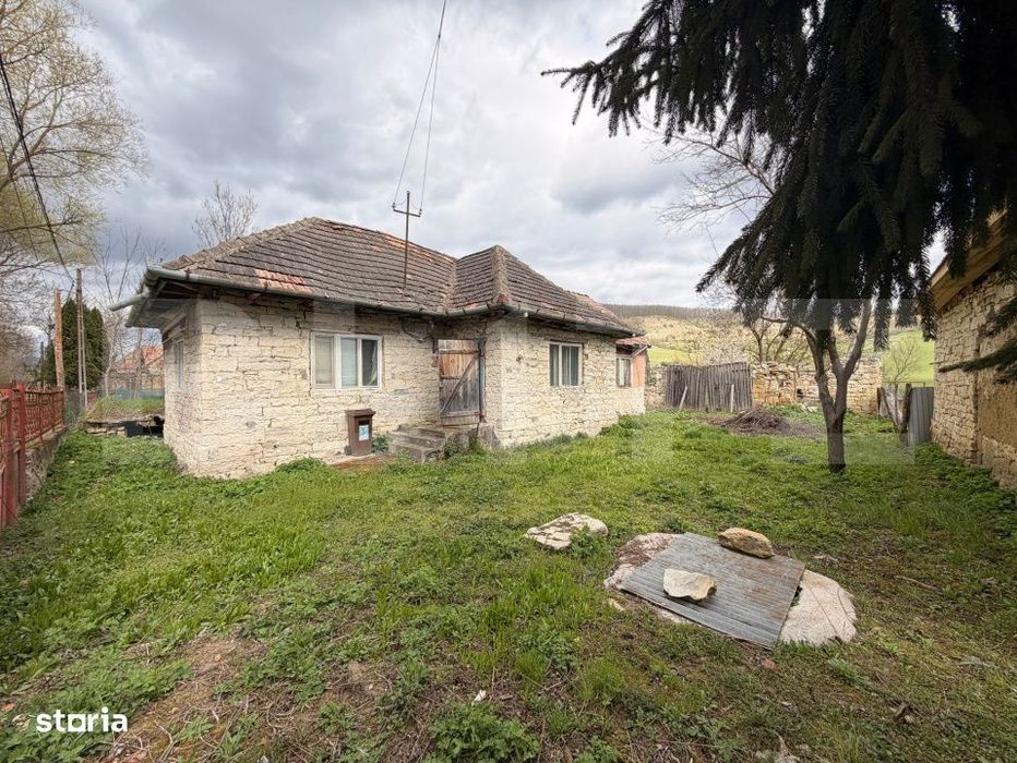 Teren intravilan 2.600 mp + casa, Zona linistita, Vultureni / acces di