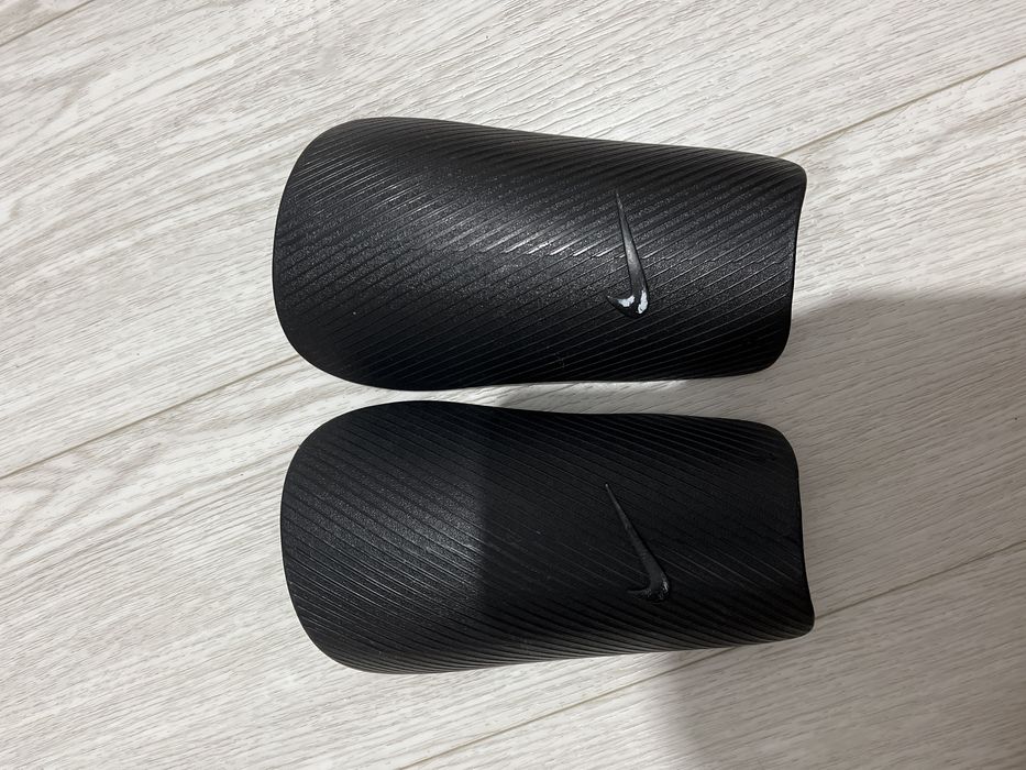 Продам футбольные щитки