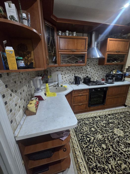 Продам кухонный гарнитур со всеми  оборудованием.