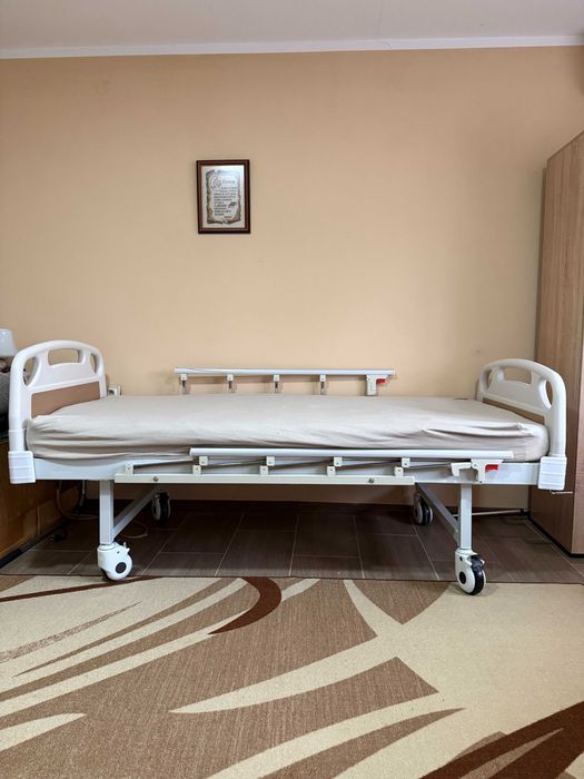Механично болнично легло с четири секции ЕРГО с дунапренен матрак и антидекубитален дюшек