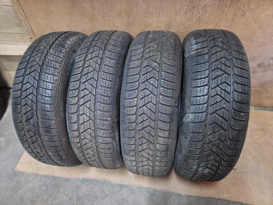 4 Pirelli R17 215/65
зимни гуми
DOT3621