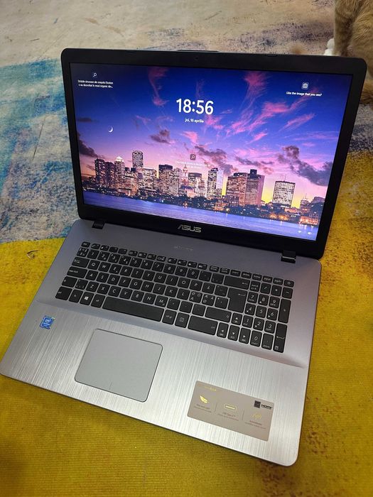 Laptop Asus Vivobook 17, ecran mare, ssd 120 gb, ram 4 gb ddr4