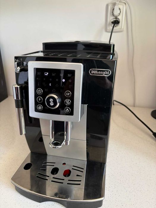 Кафеавтомат / кафемашина Delonghi ECAM 23.210B