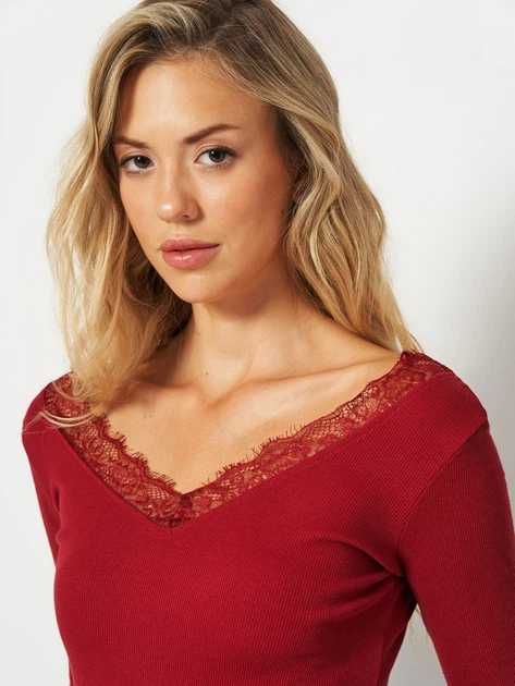 Bluza rosie cu dantela la decolteu