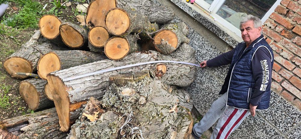 Орех, дървен материал.