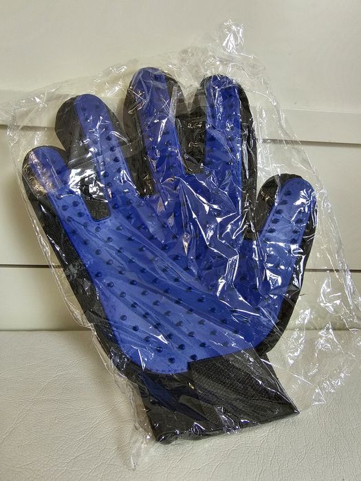 Перчатка для вычесывания питомцев