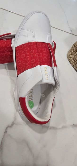 Продавам чисто нови оригинални дамски маратонки Guess