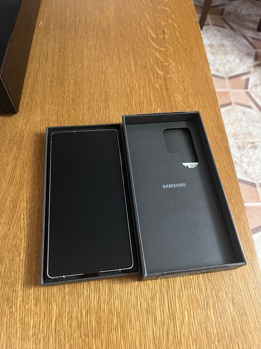 Vând telefon nou sigilat,adus din Anglia+incarcator