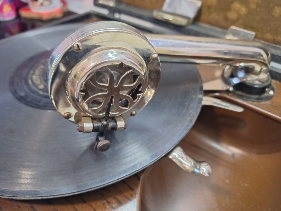 Ретро преносим грамофон с куфарче