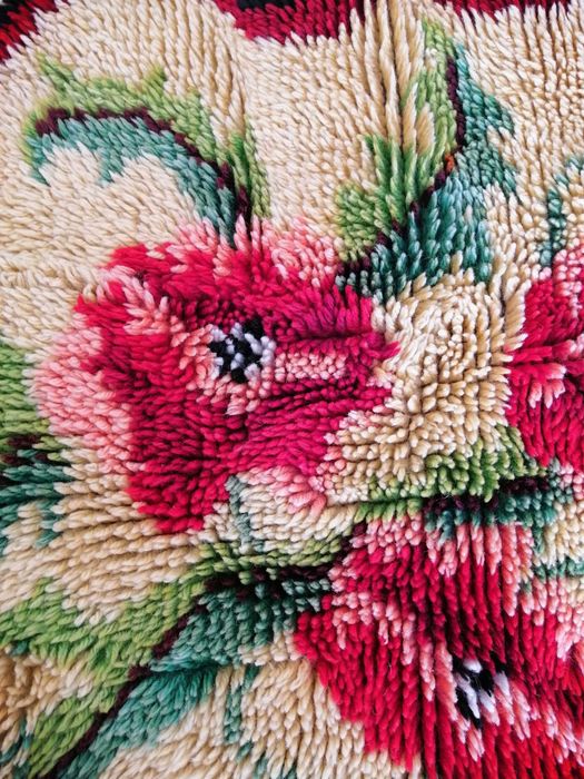 Вълнен китеник с макове