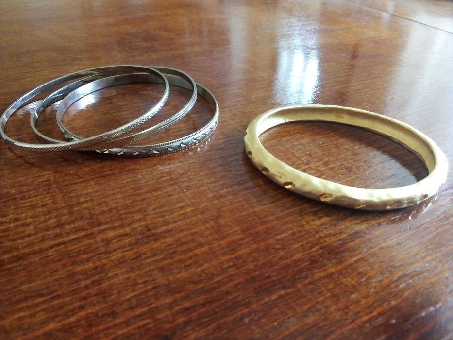 Ефектни метални и дървени гривни