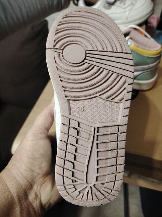 Продам красовки  кожанные