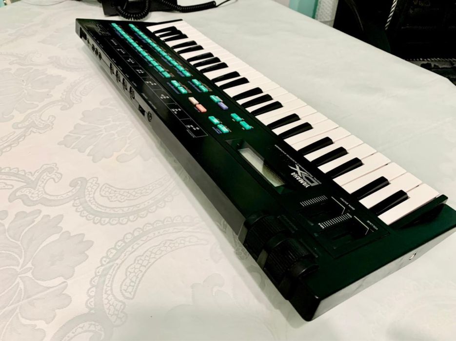 Профессиональный синтезатор Yamaha DX7 семейства, модель DX100 ...