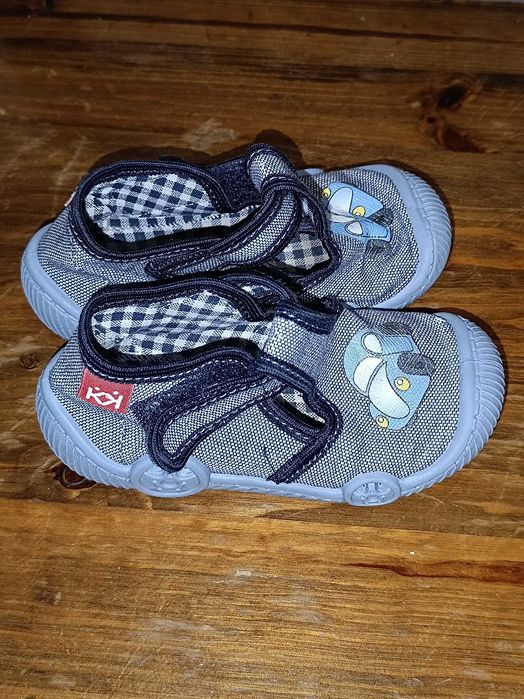 Детски пантофи и обувки