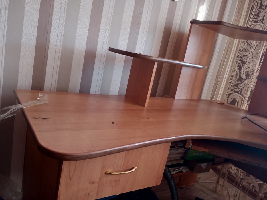 Продам компьютерный стол