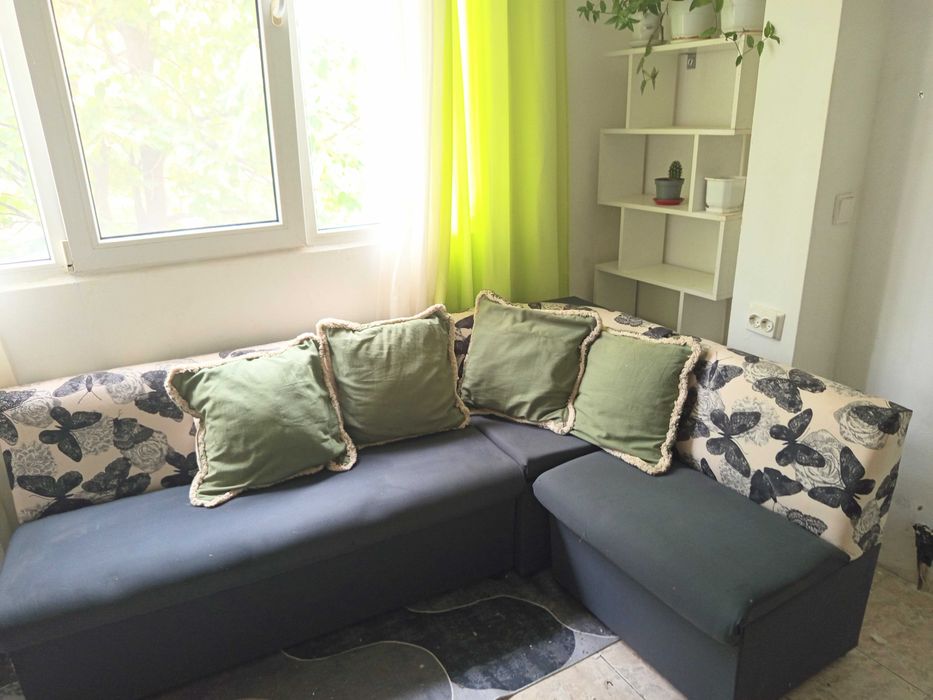 Ьглов диван с подарьк вьзглавници