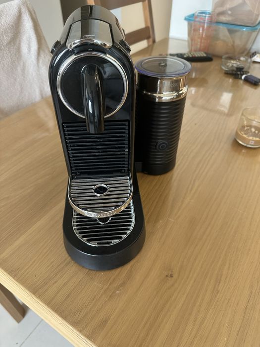 Кафемашина Nespresso с уред за топло и студена млечна пяна и стойка