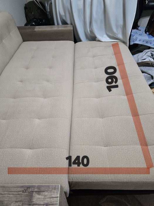 Продам диван бежевого цвета.