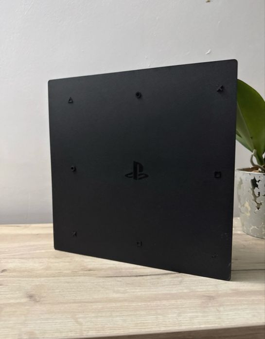 Vand playstation4 pro + 2 manete fara stickdrift +un joc