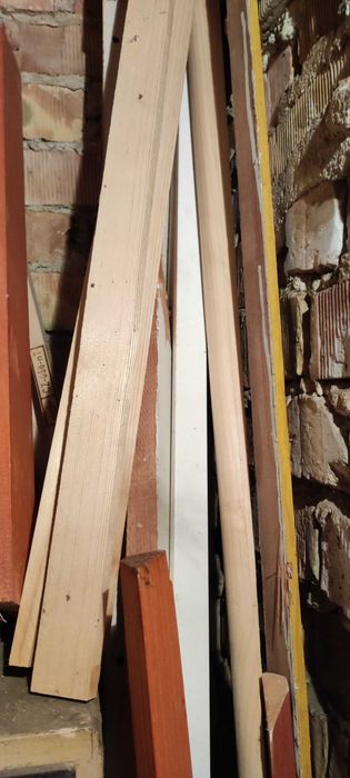 Продавам около два кубика остатъчен дървен материал