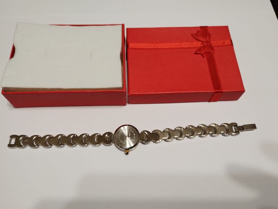 Дамски часовници q&q с метална верижка