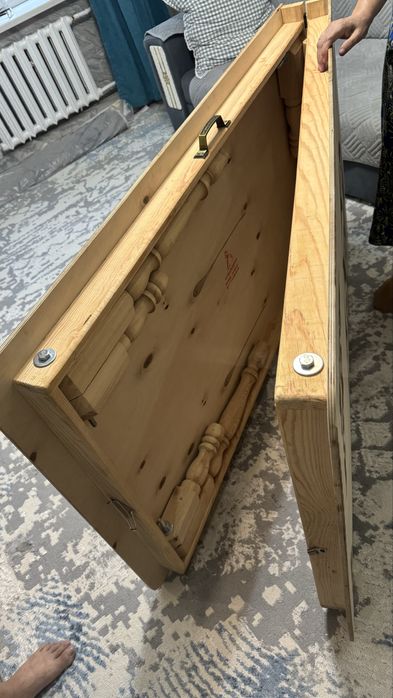 Большой стол для гостиной