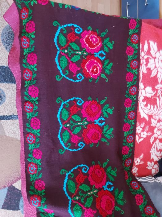 Vând  țesături  tradiționale