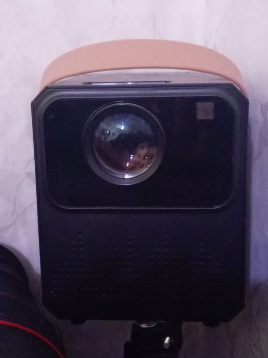 Проектор с подставкой