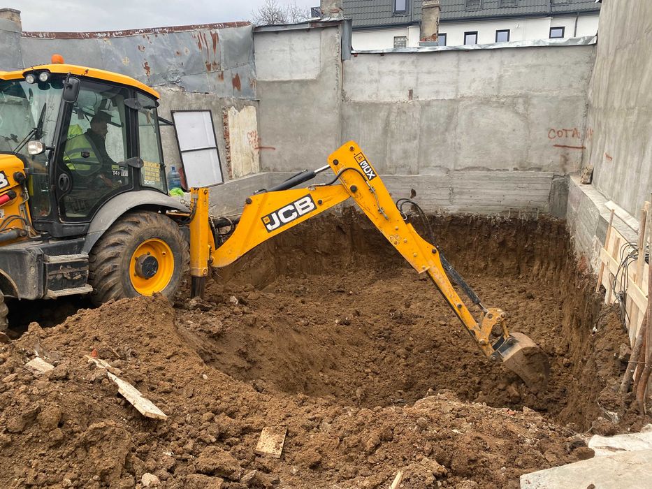Închirieri Buldoexcavator si basculanta pentru excavatii si demolari