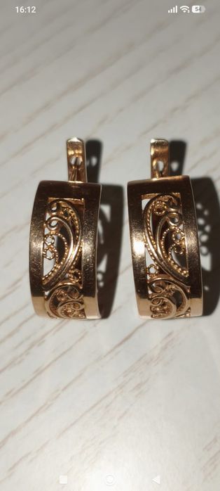 Продам золотые серьги