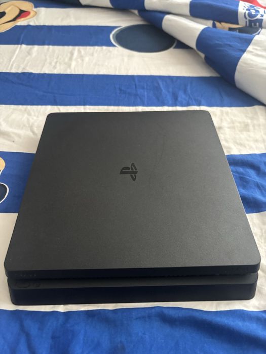 vand ps4 cu 2 manete si 3 jocuri(Mafia3,wwwe2k17,nfs payback) preț negociabil