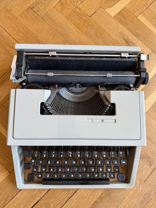 Пишеща машина на кирилица Olivetti
